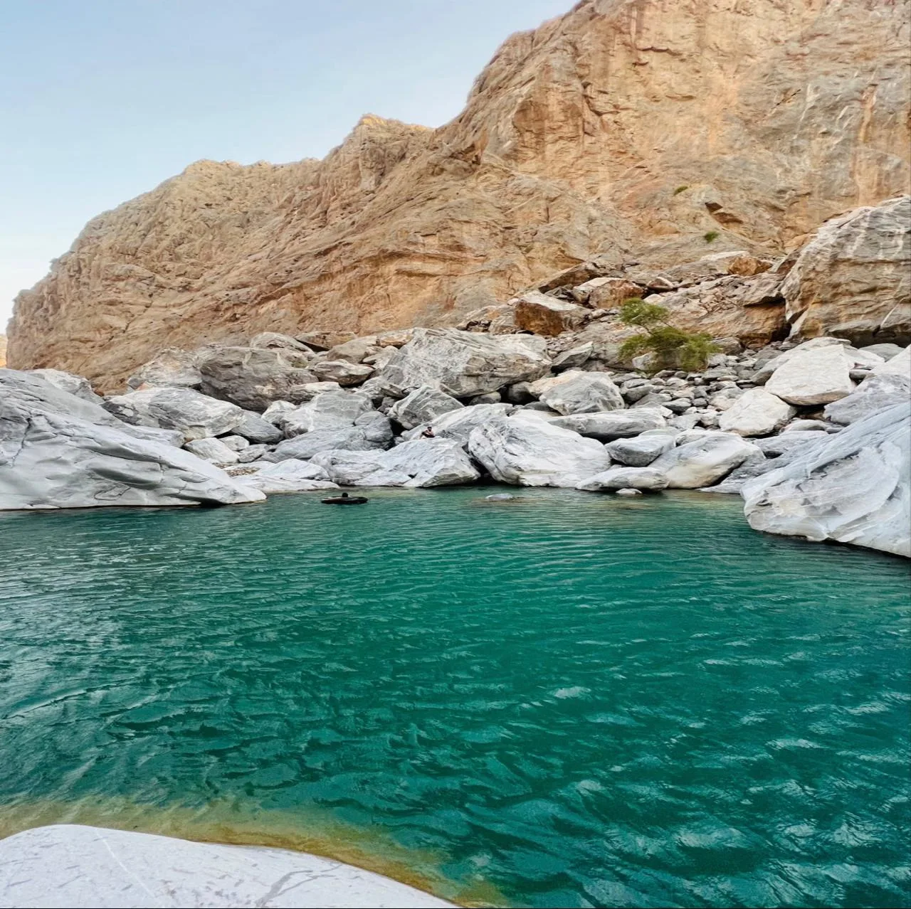 بركة فيروزية بين الصخور
